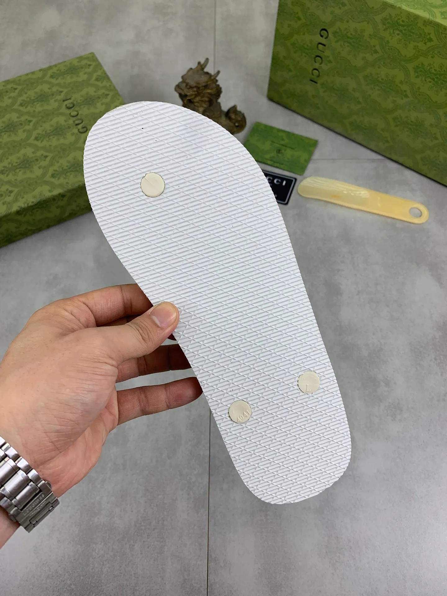 Men's men's shoes 💰P220💰【New style】🆘【GUCCI】Official website's popular Gucci adult couple 🧑‍🤝‍🧑 style, children's flip-flops are on sale at the counter simultaneously! Original fabric imported from Italy. Original bottom provided by the original factory. Size: Adult 36-45. Children’s size: 30-37. Multiple colors available.